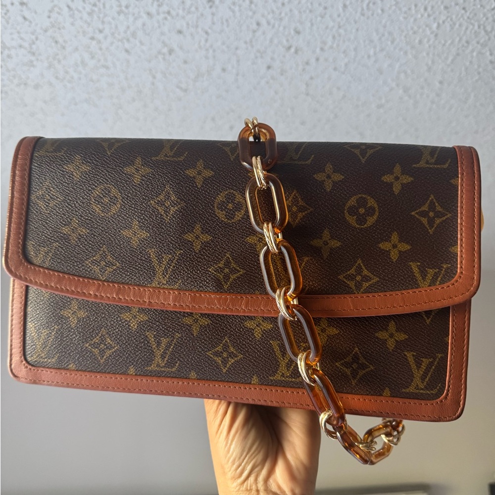 LOUIS VUITTON MONOGRAM POCHETTE
DAM GM CLUTCH HANDBAG